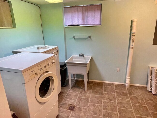 Building Photo - Coveted Laurelhurst Craftsman, Detached Garage, A/C, Hardwoods...A Rare Listing!