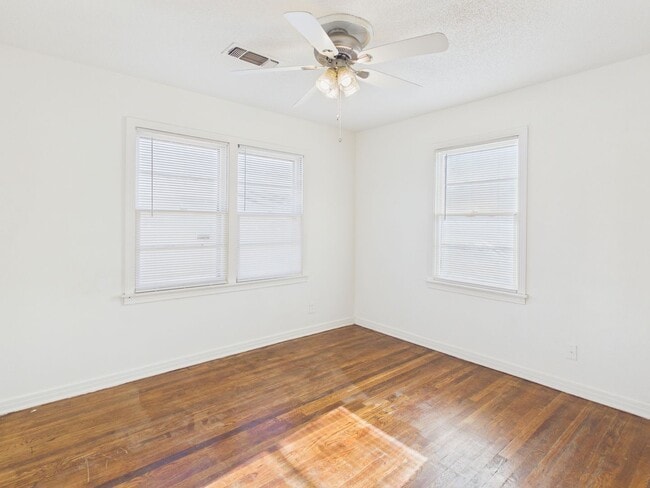 Building Photo - Spacious 2 bedroom 2 living areas 1 bath with a garage!