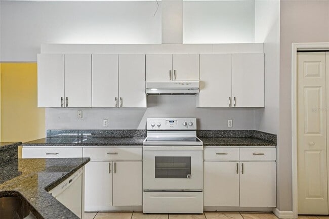 Building Photo - 918 Academy Dr