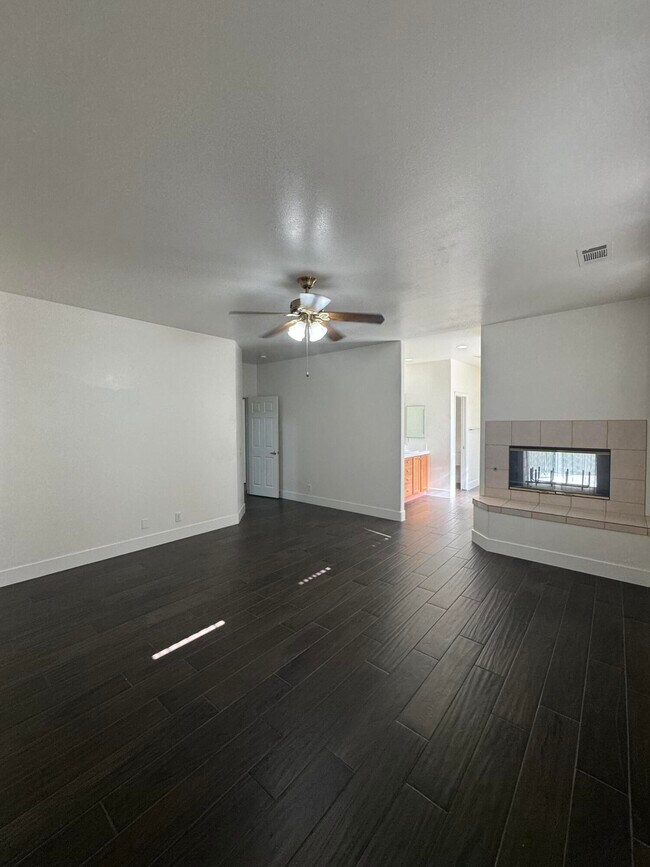 Building Photo - 74081 W Petunia Pl