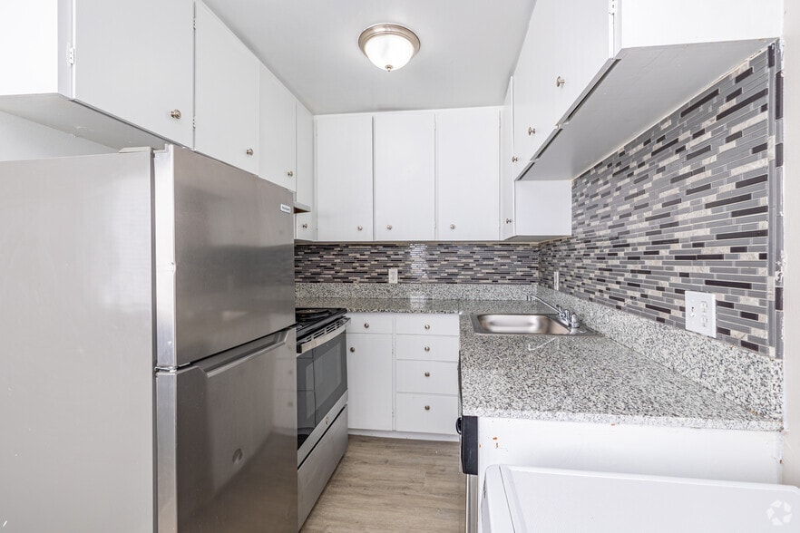 STUDIO - 1 BA - 417SF - Kitchen - Knight Apartments in Downtown Greeley