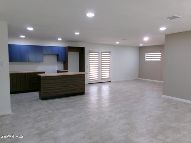 Building Photo - 6253 Dew Dr
