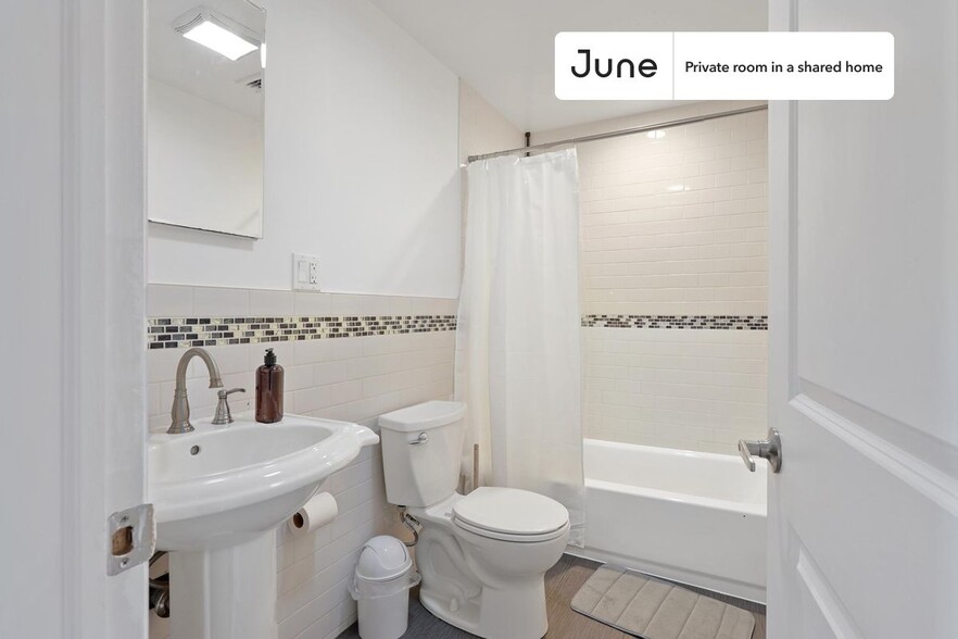 Building Photo - Private bedroom in 4 bed/2 bath Home