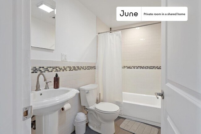 Building Photo - Private bedroom in 4 bed/2 bath Home