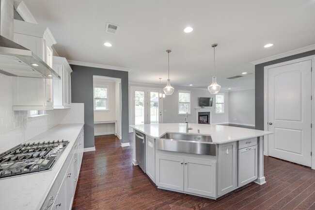 Building Photo - Gorgeous 4 bed 3.5 bath French country hom...