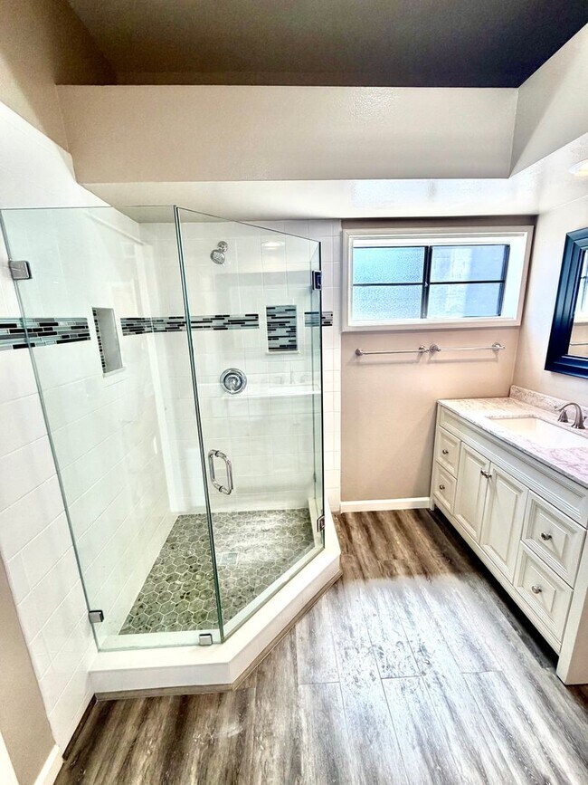Building Photo - One bedroom condo for rent
