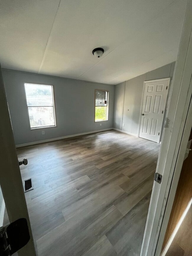 Building Photo - SPACIOUS 3BR/2BA Bushnell Home NO APPLICATION FEE!