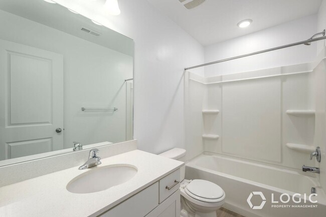 Building Photo - Spacious Townhome in Herriman!