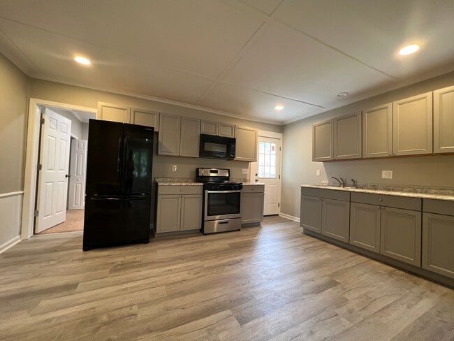 Building Photo - MOVE-IN READY!