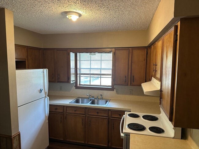 Building Photo - 2 Bed 1 Bath House