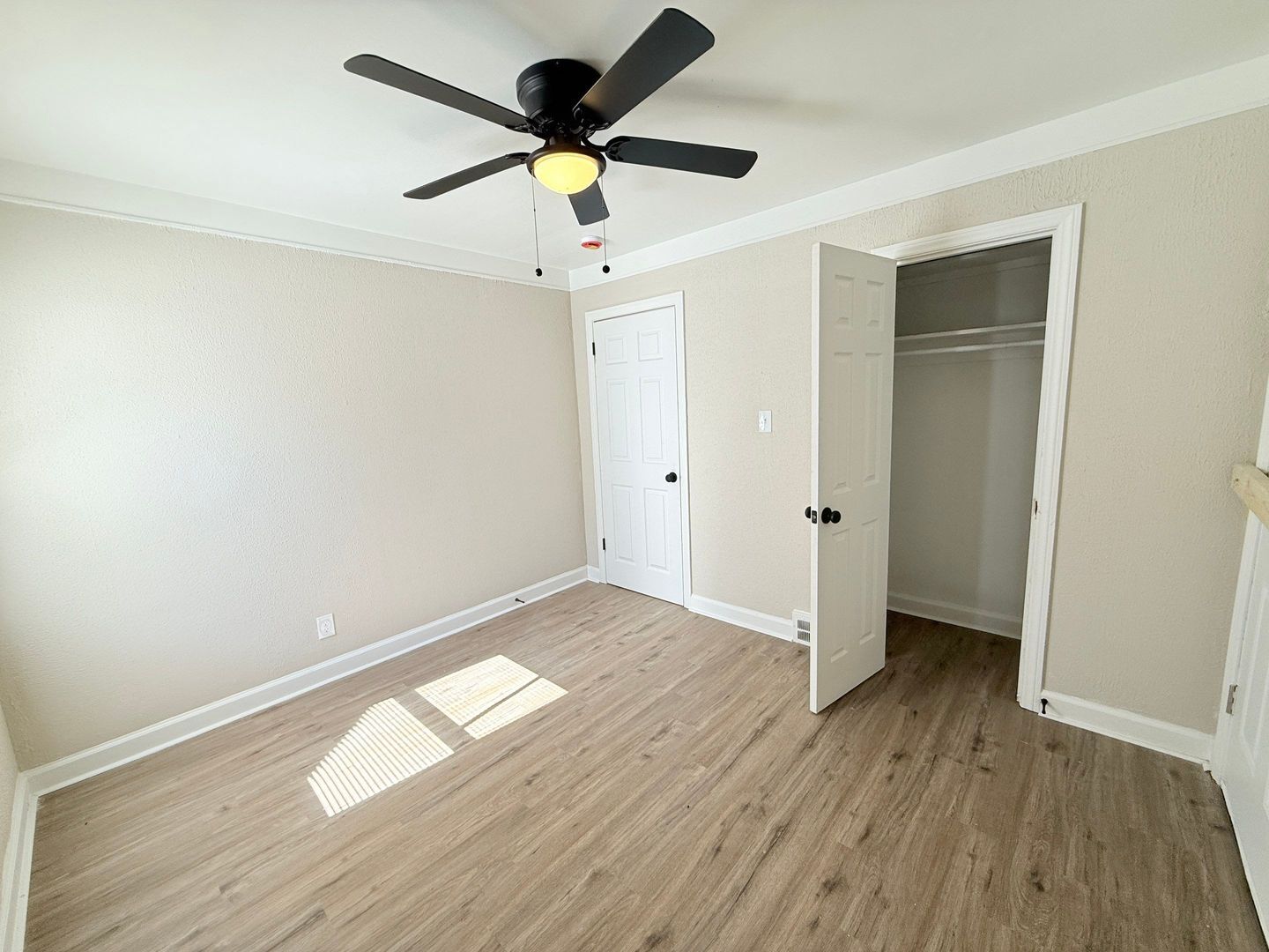 Building Photo - This beautifully updated 3-bedroom, 1-bath single-family home is ready for move-in!