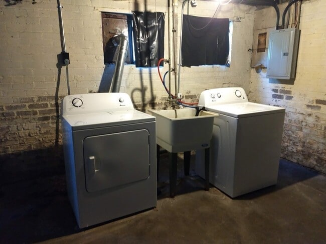 Building Photo - D035 - E Chesterfield 143