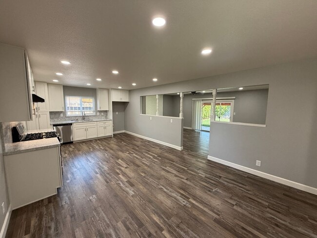 Building Photo - Newly remodeled 3 bedroom in the heart of ...