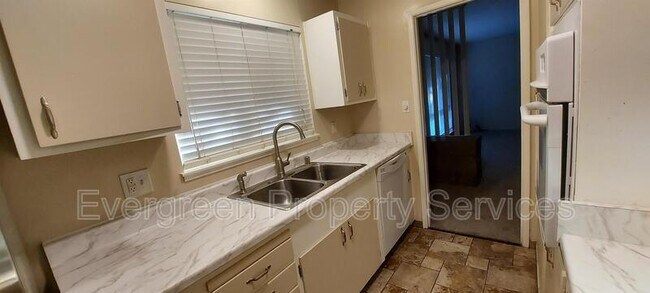Building Photo - 9005 Fashion Dr