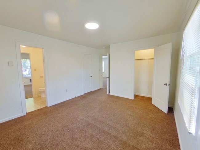 Building Photo - 5 bedroom house near campus! 2 Months free...