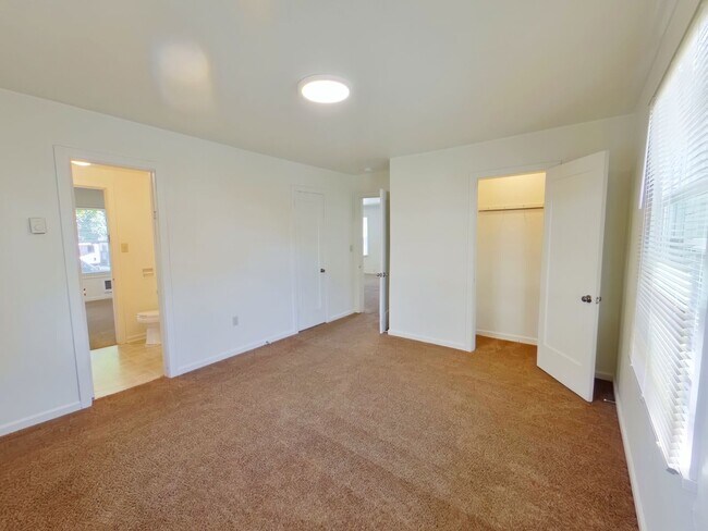 Building Photo - Free 1st month rent! 5 bedroom house near ...
