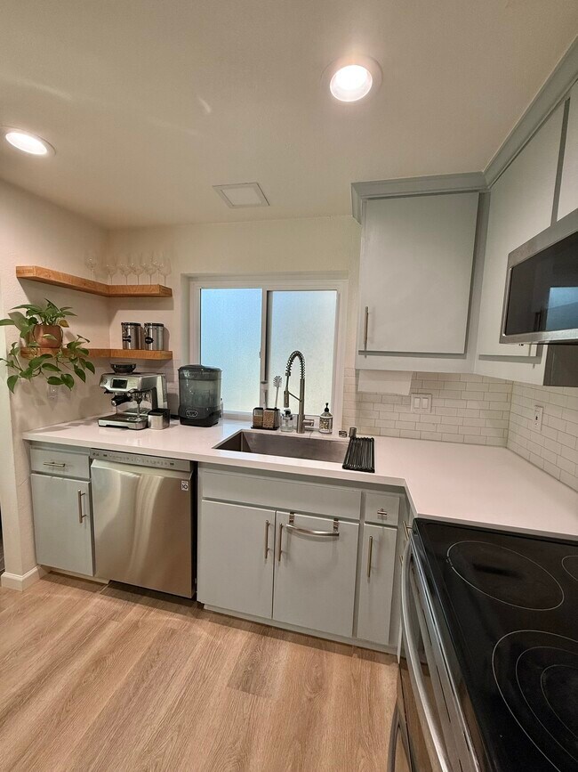 Building Photo - 5790 Friars Rd