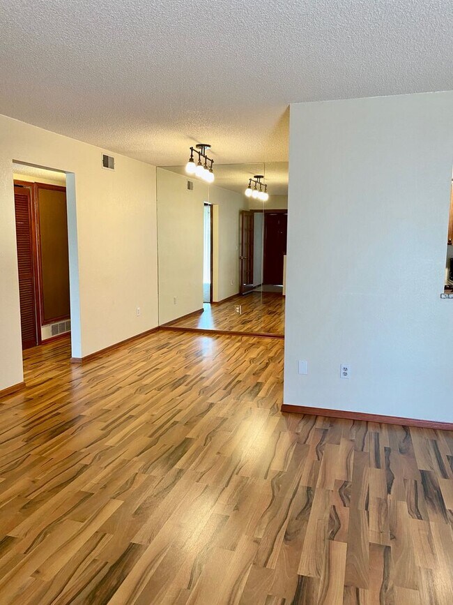 Building Photo - Evolve Real Estate: Beautiful Condo in Garrison Square Available June 3rd!