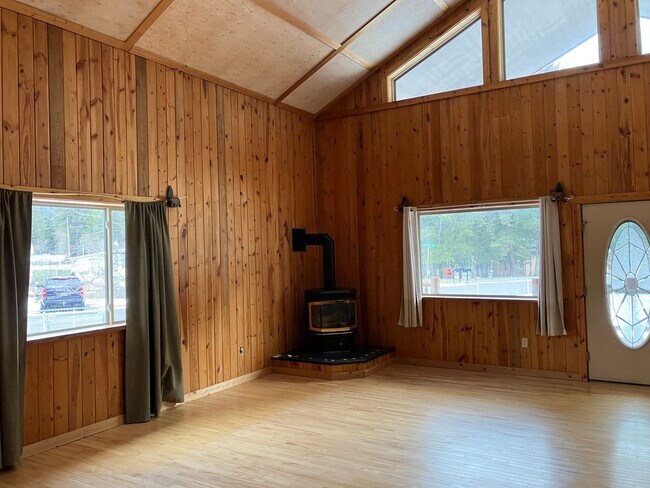 Building Photo - Beautiful 3 Bed, 2 Bath Home in Columbia Falls, MT - Close to Glacier National Park