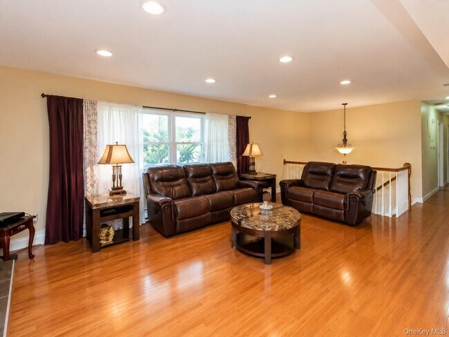 Building Photo - 10 Roe Cir