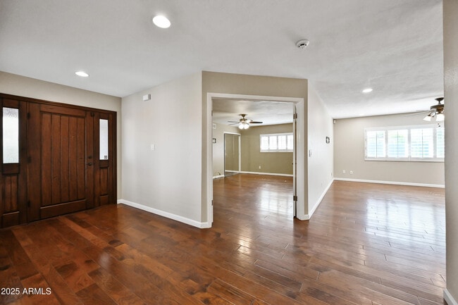 Building Photo - 324 W Willow Ave
