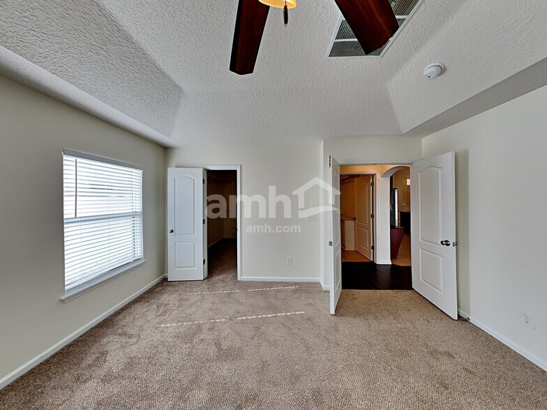 Building Photo - 304 W Silverthorn Ln