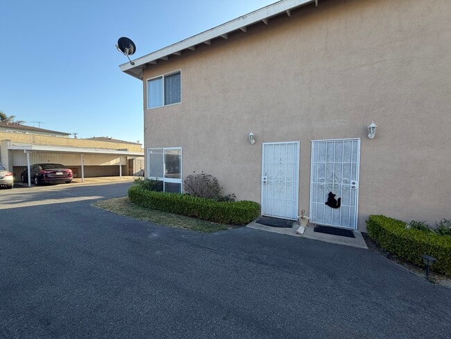 Building Photo - 728 Clay Ave