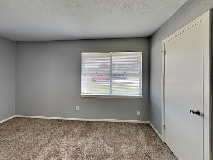 Building Photo - 722 E Brown Ln