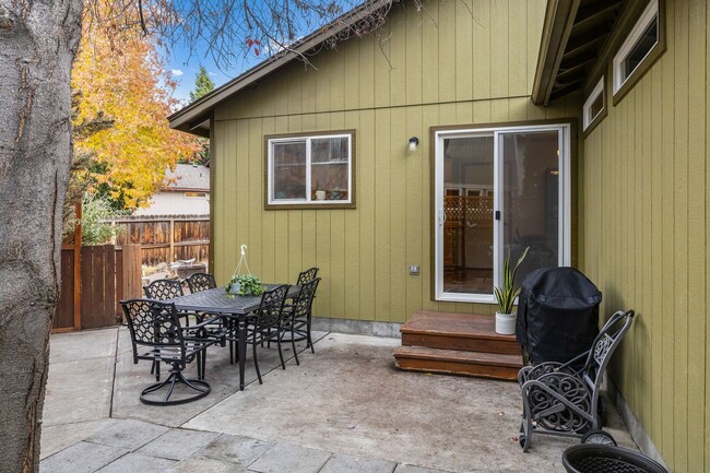 Building Photo - Furnished: Charming Home in SW Bend with A...