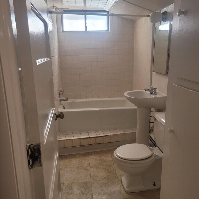 Building Photo - 2 Bed, 1 Bath Basement Unit Near CMU!!!!