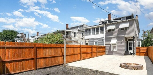 Building Photo - Available Now! Charming 5 Bedroom, 2 Bath ...