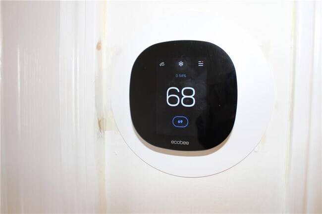 Building Photo - 1101 Juniper St NE