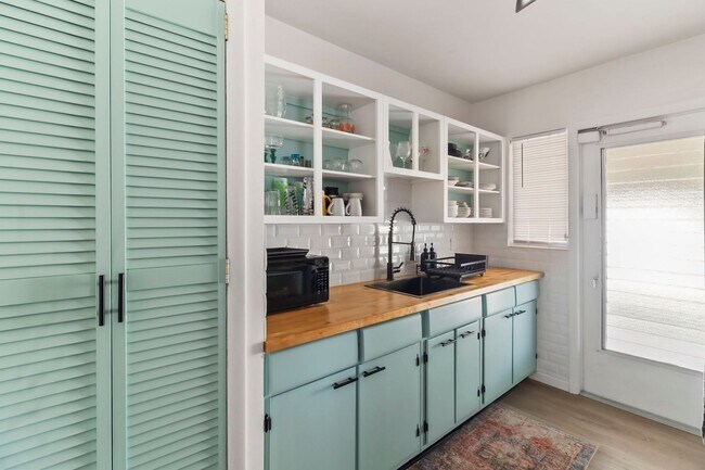 Building Photo - Furnished * AVAIL Now Through 11/1 * $1,69...