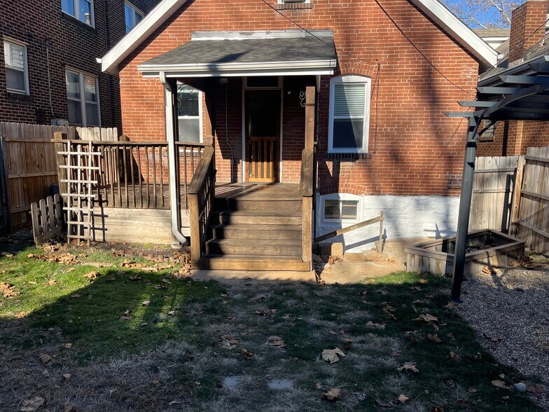 Rear view - 4940 Walsh St