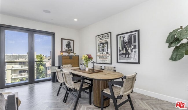Building Photo - 137 N Doheny Dr