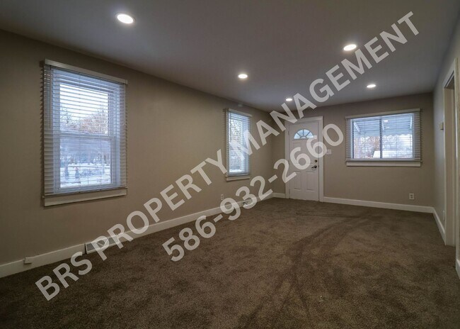 Building Photo - 3 Bedroom 1 Bathroom corner lot in Rochester Hills