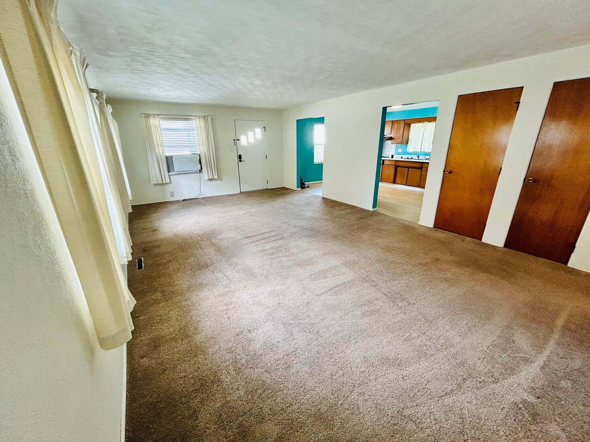 Large living room - 3131 Hassler St