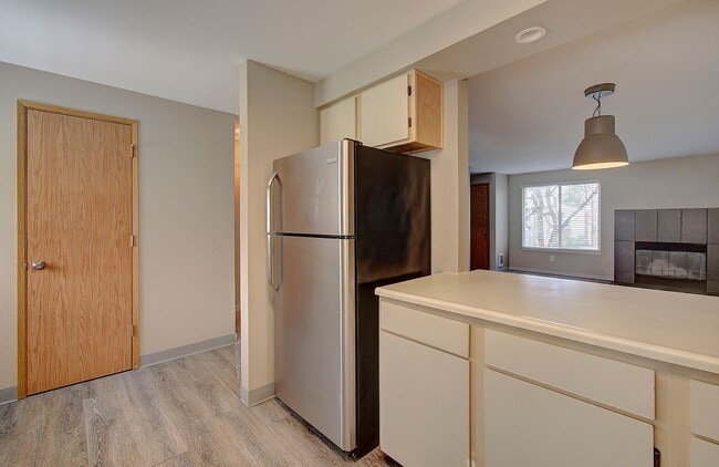 Building Photo - SALMON CREEK ~ WATERS EDGE CONDOS~ LARGE 2 Bd 2.5 Ba!