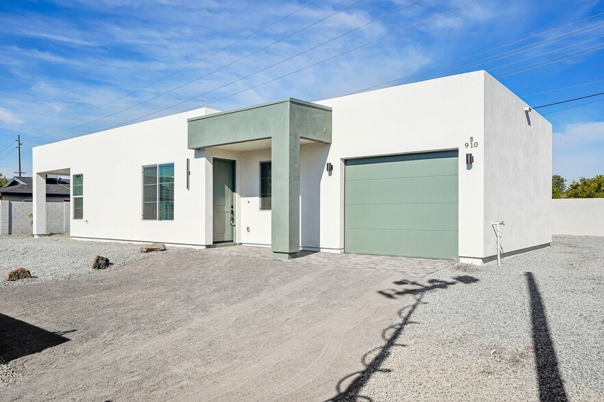 Building Photo - 910 E Roma Ave