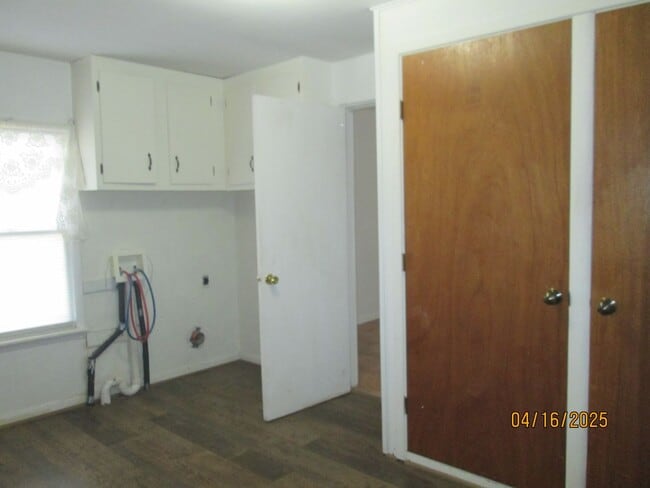 Building Photo - HOUSE -- 3 bedrooms, 2 bathrooms