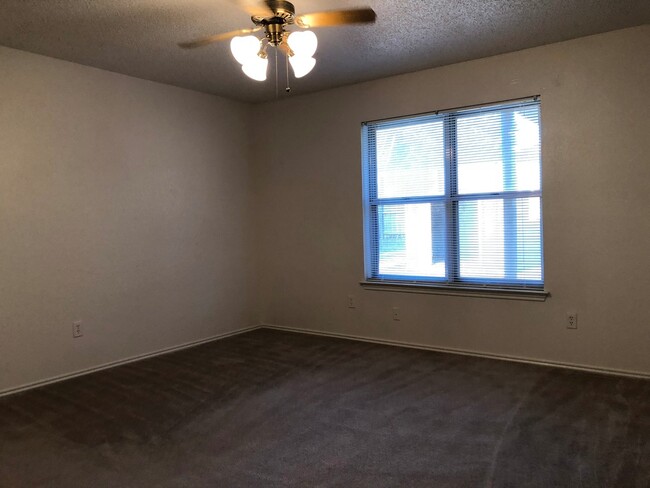 Building Photo - Two Bedroom 1.5 Bath Duplex Unit in Euless