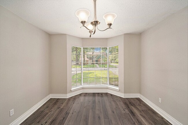 Building Photo - 4 bedroom, 2 bath - One story rental in Kingwood