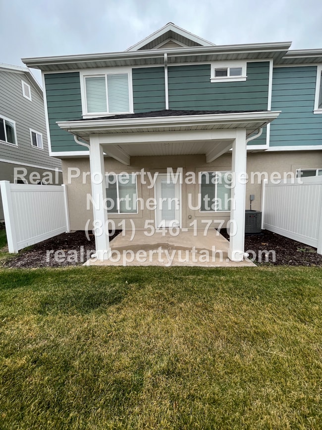 Building Photo - 3 Bedroom 2.5 Baths End Unit Townhome Avai...