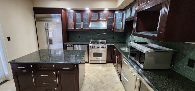 Building Photo - Fully furnished-full Sphere view