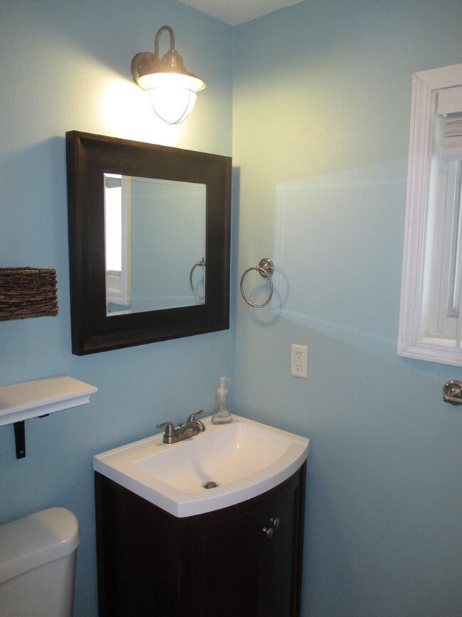 Building Photo - Large Three Bedroom Home in Keizer