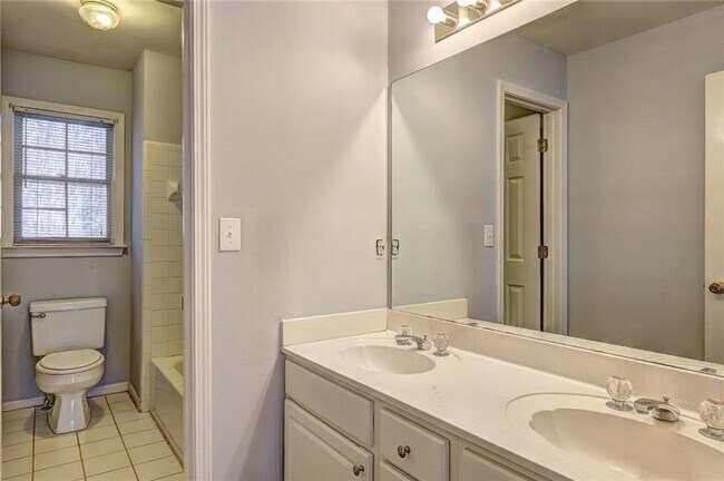 Building Photo - 980 Laurel Springs Ln SW