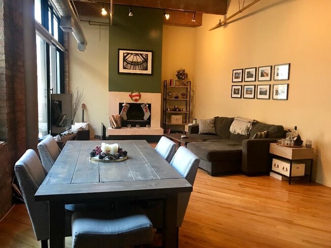 12 ft ceilings - 2300 W Wabansia Ave