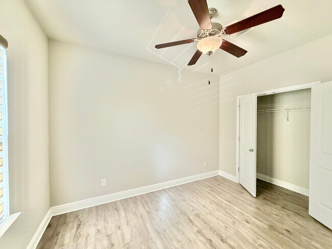 Building Photo - 3-Bedroom Townhome - Prime Pensacola Location