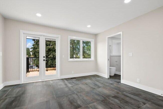 Building Photo - Gorgeous Remodeled West Seattle Craftsman w/ Air Conditioning