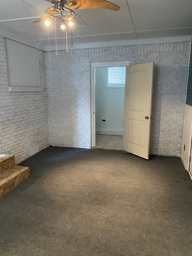 Building Photo - Contact Peggy Goodman 501 676 1758 or Heat...